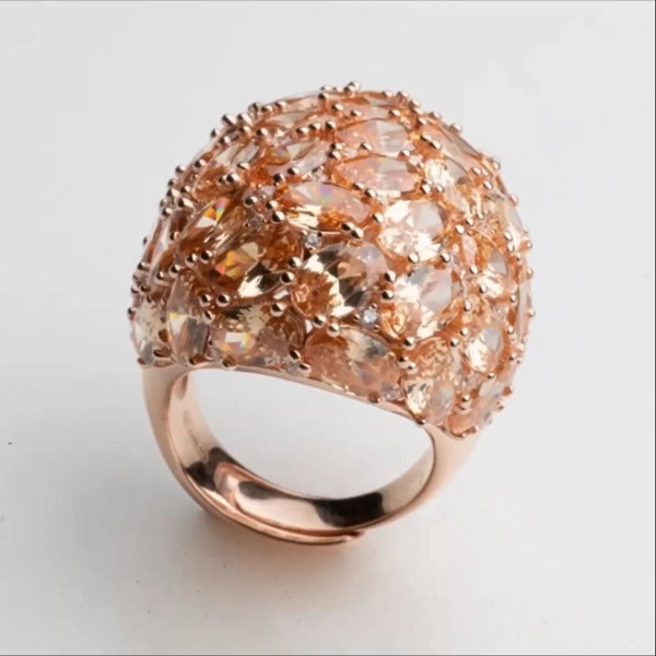 Anello con lavorazione pavè in oro e zirconi